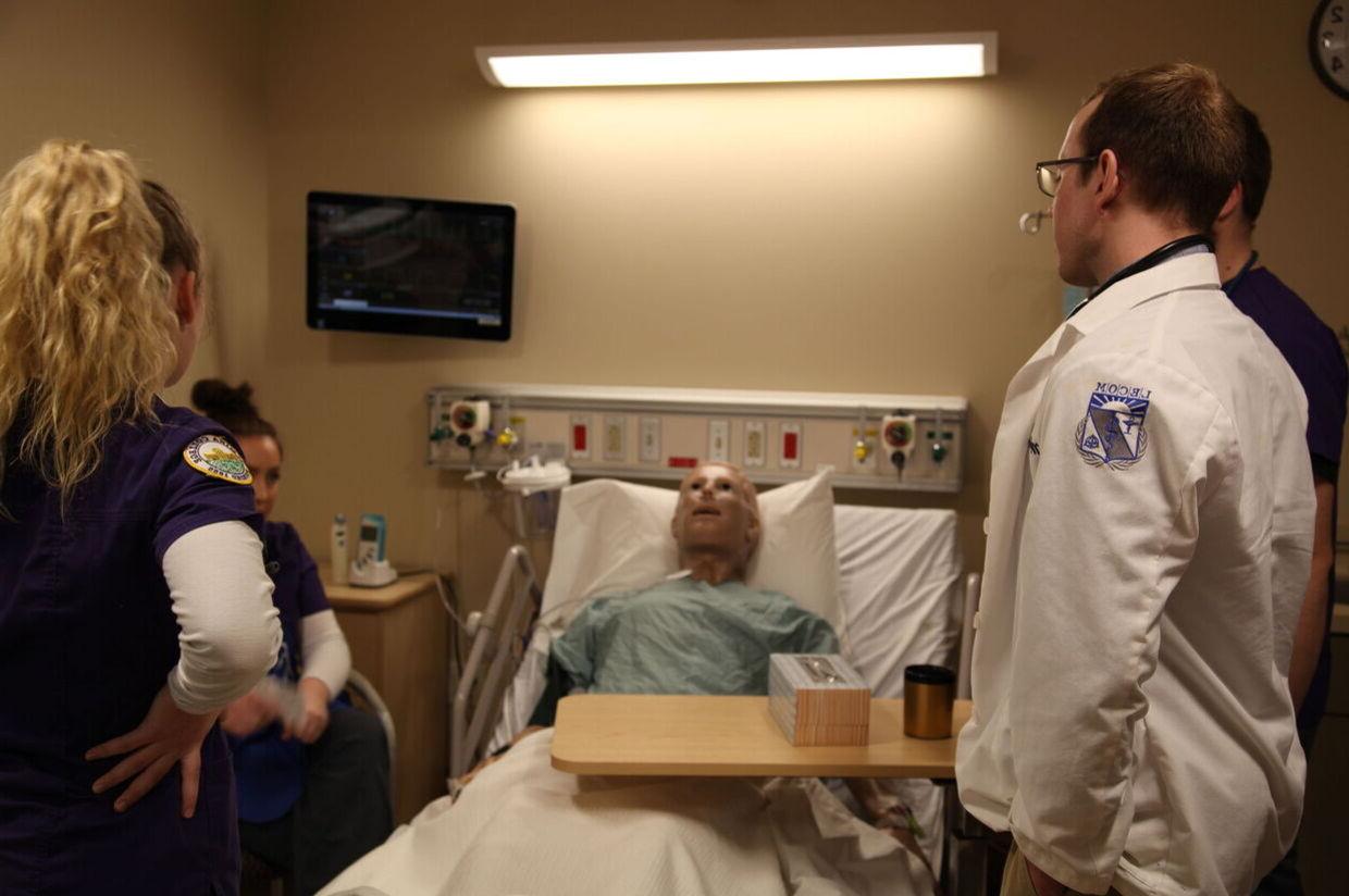 护理和LECOM的学生练习照顾病人
